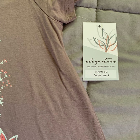 Elegantees Floral V-neck - Picture 4 of 4